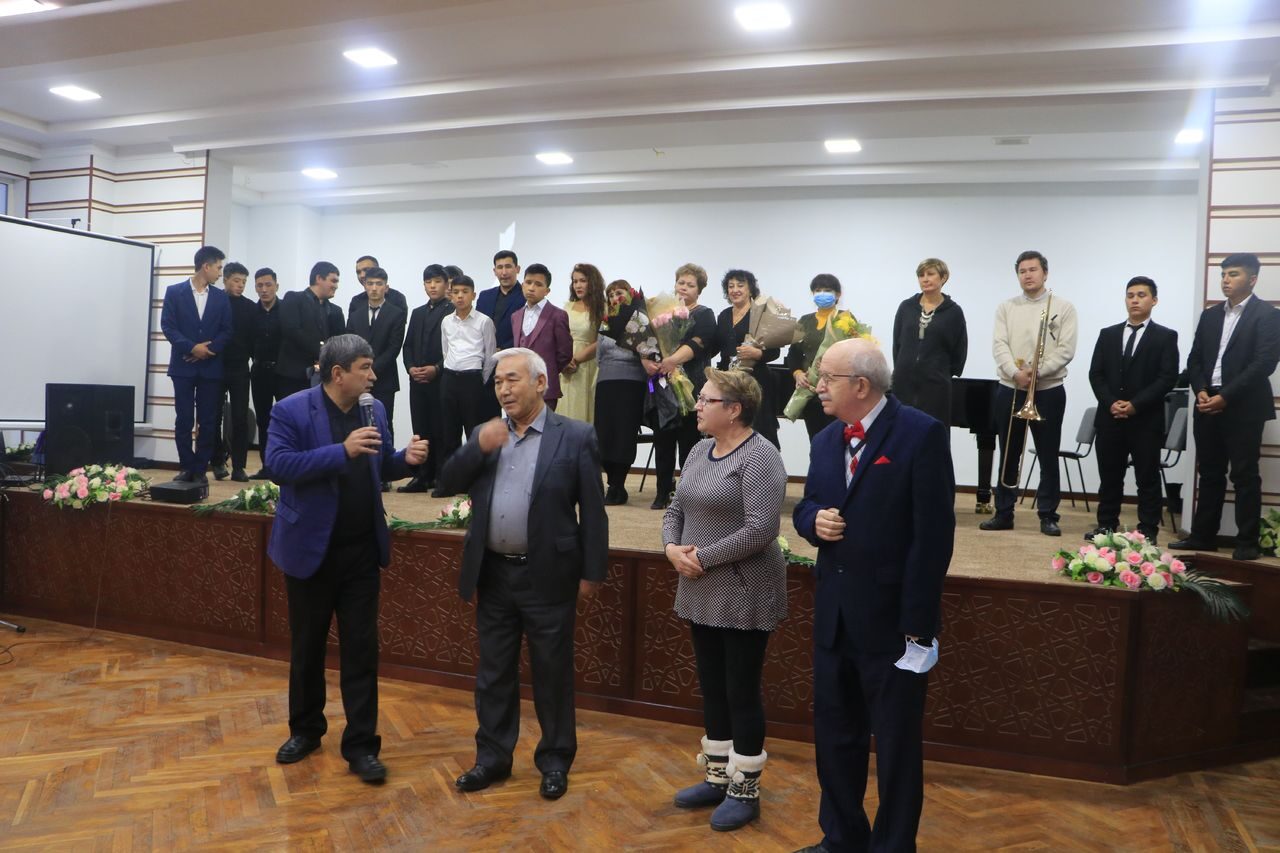 Marhum Vitaliy Lazarevning onasi va ustozlari